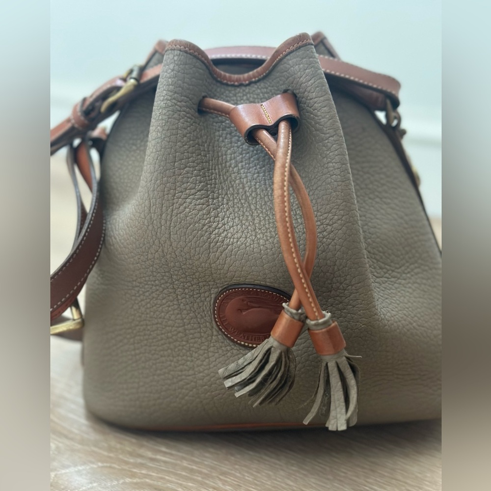 Vintage Dooney &‎ Bourke|Drawstring Bucket Bag|Taupe Pebbled Leather